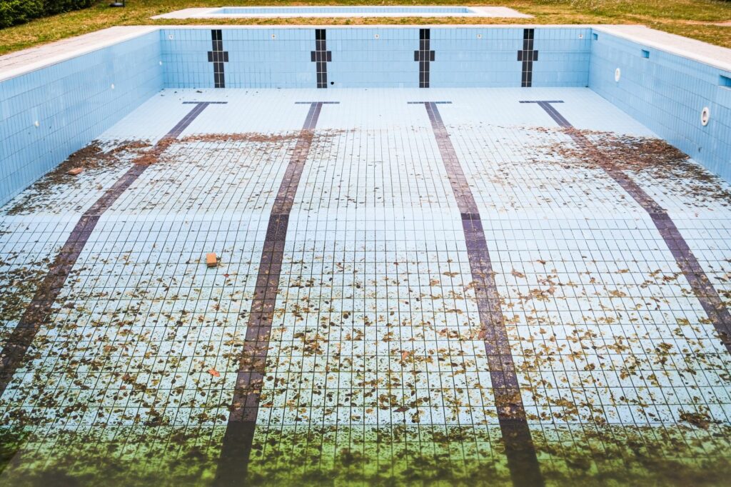 Vidange d'un bassin de piscine publique