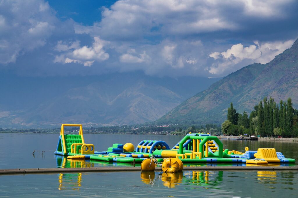 Structure gonflable aquatique en base de loisirs