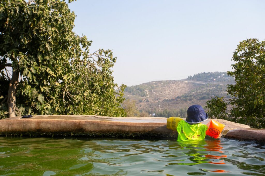 Barrière de sécurité autour d'une piscine privée
