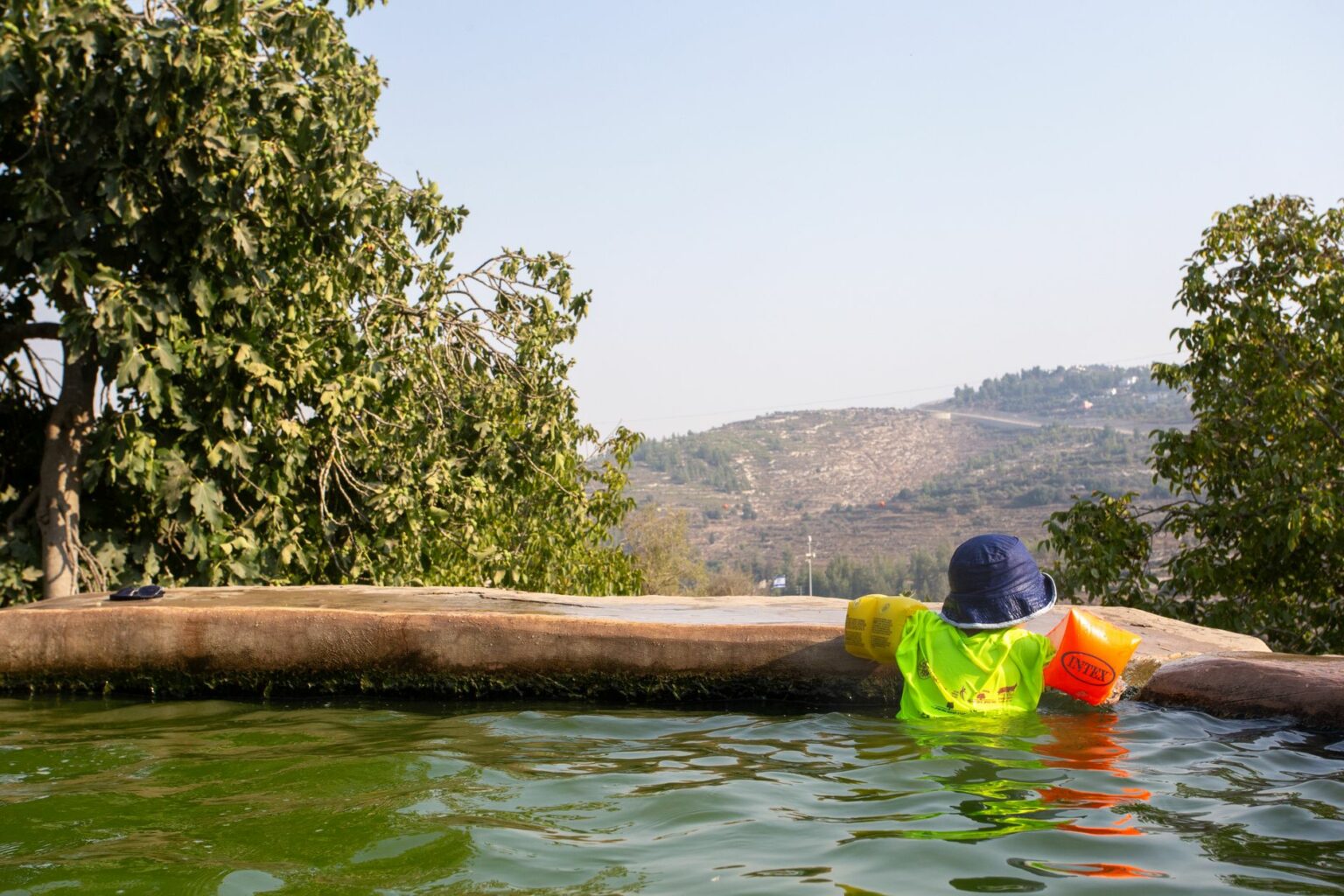 Barrière de sécurité autour d'une piscine privée