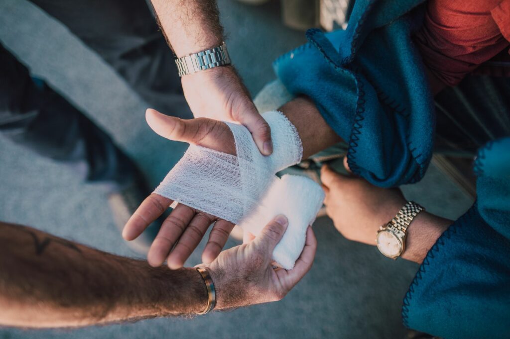 Premiers secours en entreprise, bandage d'une blessure