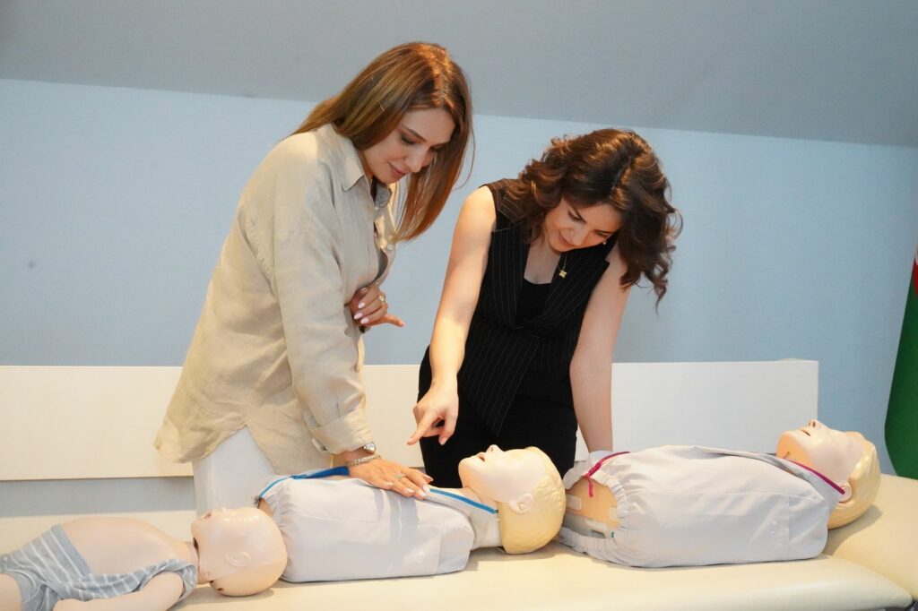 Formateur et stagiaires en formation secourisme sur mannequins