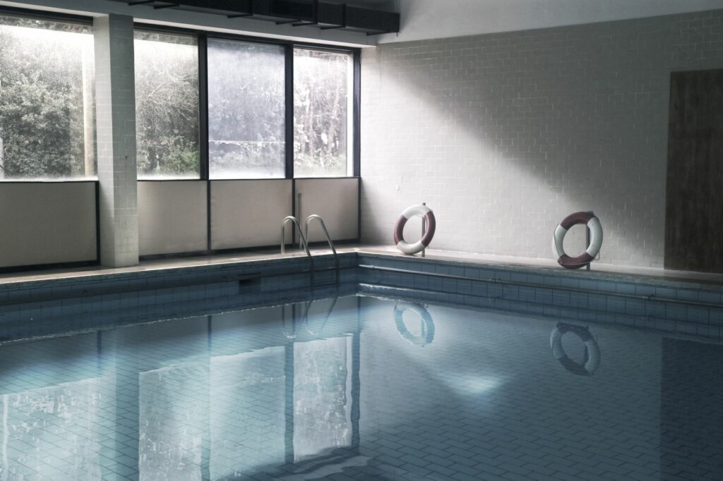 Bassin de piscine couverte vide avec bouées de sauvetage