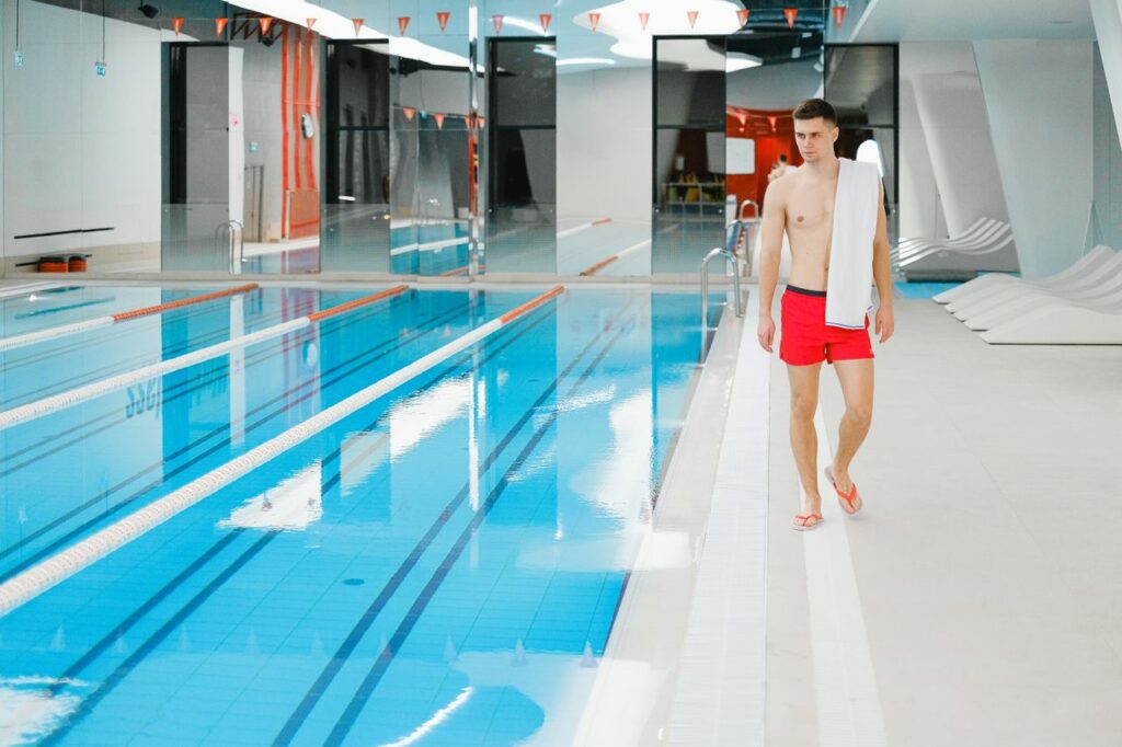 Surveillance d'une piscine publique par un maître-nageur
